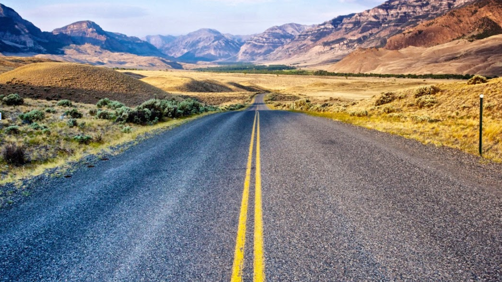 A road that leaves into the distance